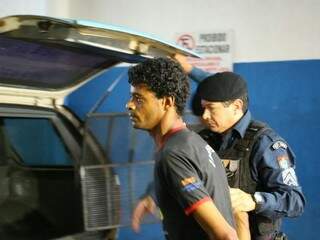 Homem preso pela PM ao chegar na Depac da Vila Piratininga (Foto: André Bittar)