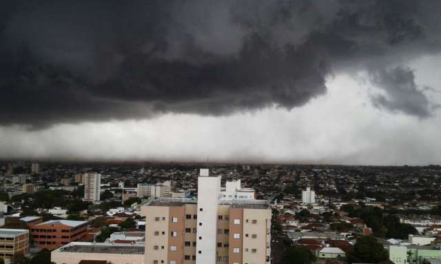Sinais de temporal que teve vento at&eacute; 101 km/h ainda est&atilde;o pela Capital