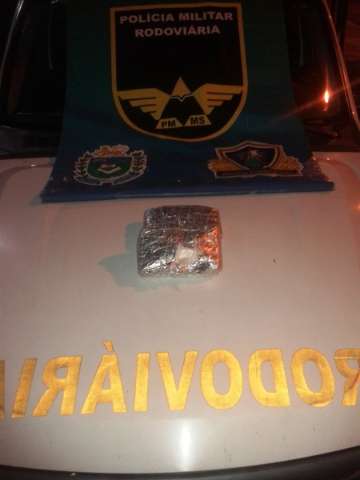 Policiais apreendem 2 kg de coca&iacute;na escondidos no estepe de ve&iacute;culo
