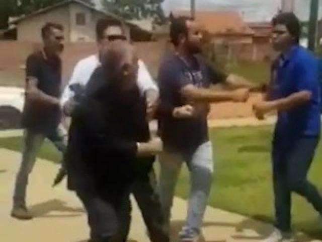 Prefeito de &Aacute;gua Clara troca socos com rapaz ap&oacute;s sess&atilde;o na C&acirc;mara