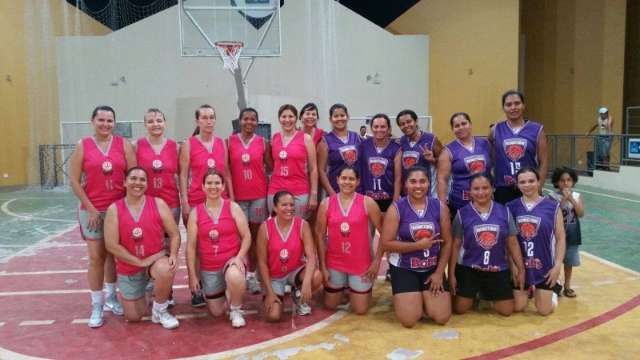Por amor ao basquete, mulheres vendem pizza e fazem at&eacute; feijoada
