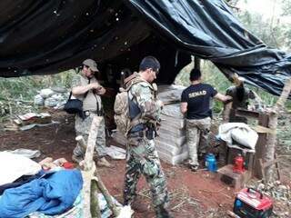 Agentes da Senad no acampamento de traficantes, em Bella Vista (Foto: Divulgação)