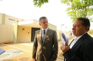 À direita, Gerson Claro Dino, ex-presidente do Detran, chega ao Gaeco junto do advogado André Borges (André Bittar)