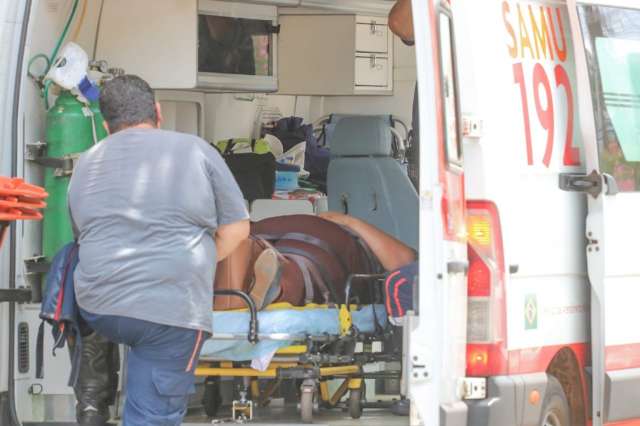 Passageira fica ferida em acidente entre &ocirc;nibus e carro na Rui Barbosa