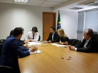 Marquinhos Trad e secretários durante reunião em Brasília (Foto: Reprodução/PMCG)