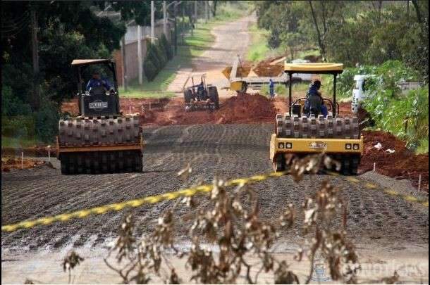 Ap&oacute;s espera de 16 anos, 2 bairros ganham asfalto, esgoto e cal&ccedil;ada