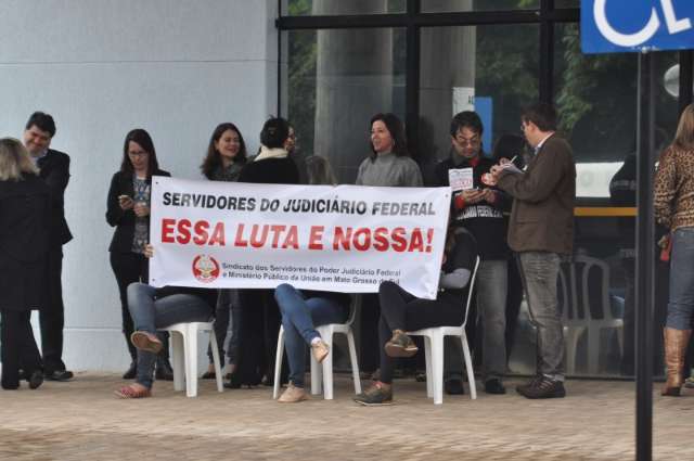 Funcion&aacute;rios do Judici&aacute;rio voltam a cruzar os bra&ccedil;os por 24 horas nesta quarta
