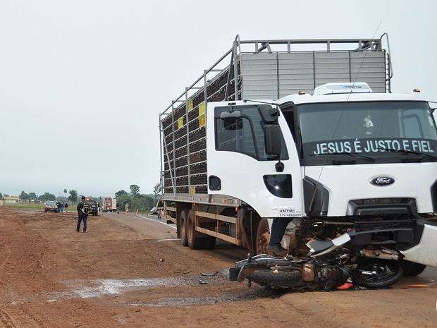 Motociclista morre ao tentar ultrapassagem e bater em caminh&atilde;o