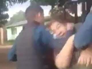 Momento em que policial deu gravata na diarista, durante abordagem. (Foto: Reprodução) 