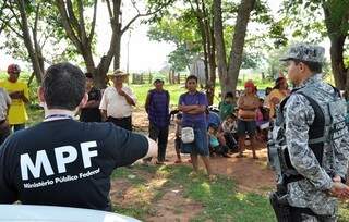 MPF em conversa com os índios em uma das aldeias do Estado. (Foto: MPF/divulgação) 