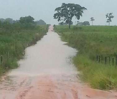 Chuva alaga estrada em zona rural e deixa assentamento isolado