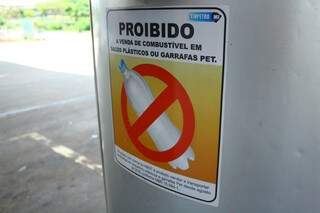 Adesivo avisa que está proibida a venda de combustíveis em garrafas pet. (Foto: Marcos Ermínio) 