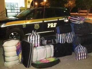 Carregamento de toalhas contrabandeadas foi apreendida pela PRF (Foto: Diário Corumbaense)