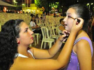 Mãe faz maquiagem na filha de 11 anos. As duas agora estudam balé. (Foto: João Garrigó)