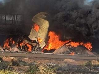 Caminhão pegando fogo no momento do acidente na BR-163 (Foto: Direto das Ruas)