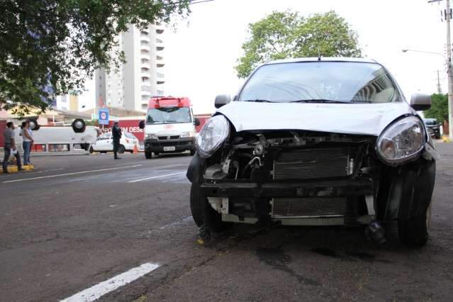 Kombi do Ex&eacute;rcito bate em ve&iacute;culo, capota duas vezes e um fica ferido