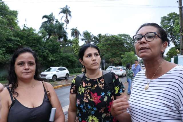 Pais, alunos e professores protestam contra fim do ensino m&eacute;dio em escola