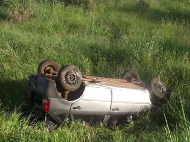  Fam&iacute;lia escapa ilesa ap&oacute;s carro capotar na BR-267 em Bataguassu