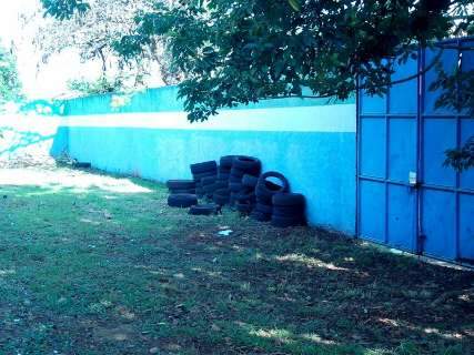 Funcionária de escola denuncia pneus com água parada e risco de dengue