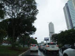 Chuva na Avenida Afonso Pena na tarde desta sexta-feira (Foto: Kísie Ainoã)