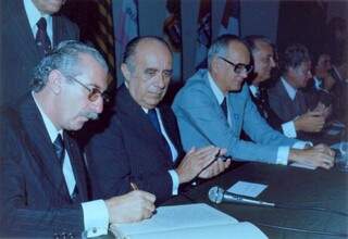 Harry Amorim Costa assina o termo de posse em 1979. 