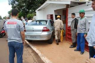 O carro invadiu a guarita e atingiu os operários (Foto: Juliana Brum)