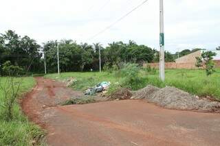 Falta de asfalto e mato alto decepciona moradores da Morada dos Deuses