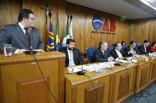O presidente da CDH, Chistopher Scapinelli, (esquerda), apresentou o relatório ao Conselho Seccional da OAB-MS. (Foto: Divulgação)