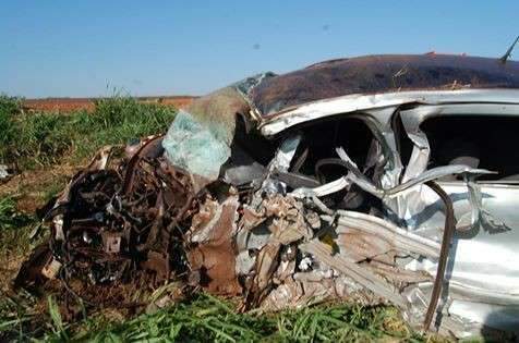 Motorista de carro morre após bater de frente com ônibus de turismo