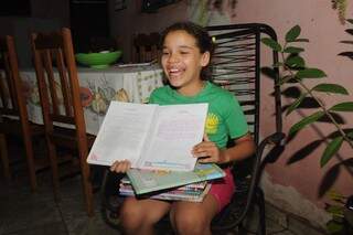 Orgulhosa mostra o caderno organizado, e diz que sua prioridade será os estudos. (Foto: Paulo Francis)