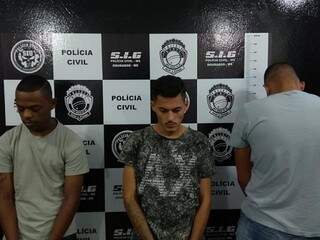 Marcos Vinicíus (à esquerda), Bruno Henrique e o empresário (de costas), que emprestou a arma usada no crime (Foto: Adilson Domingos)