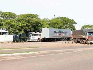 Caminhões parados no posto da Receita Federal em Ponta Porã (Foto: Helio de Freitas)