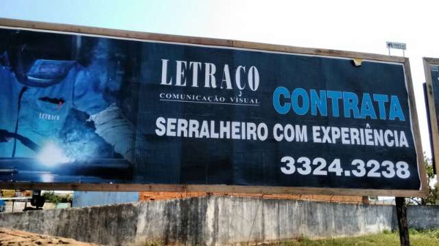 Em meio a crise, empresa apela a outdoor para encontrar empregados