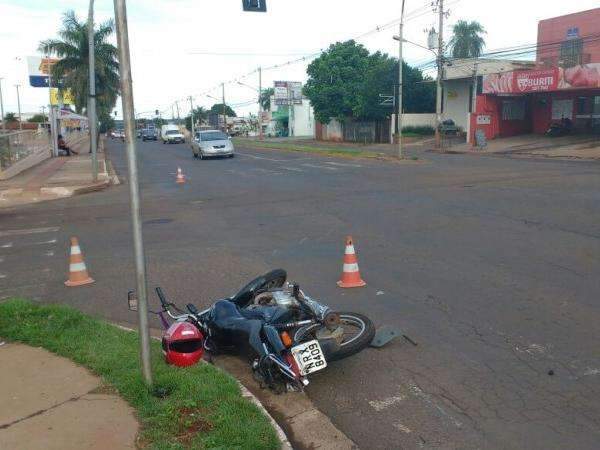 Condutor fura sinal vermelho, atinge moto e foge sem prestar socorro 