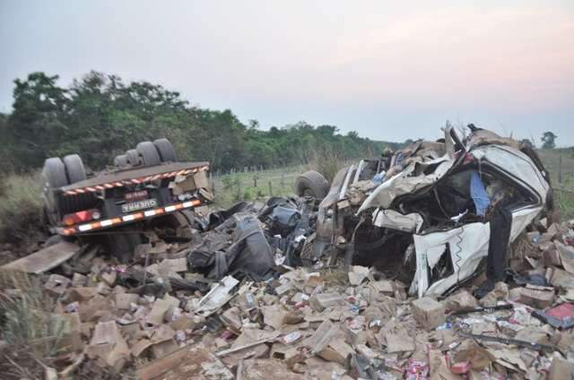 Duas pessoas ficam feridas ap&oacute;s capotagem de carreta na BR-163