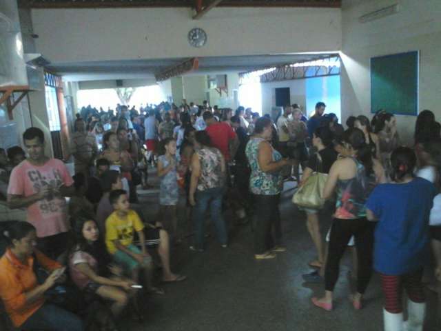 Para escolher per&iacute;odo, pais ficam mais de duas horas em fila de escola