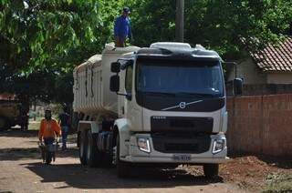Caminhões também são usados para retirar sujeira das ruas (Foto: Marcelo Calazans)