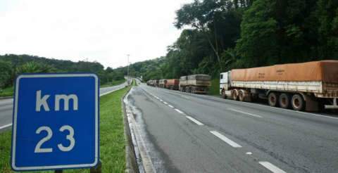  Cerca de 2  mil caminhoneiros do Estado estão parados no Porto de Paranaguá