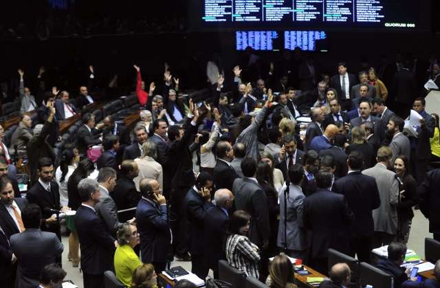 C&acirc;mara retoma quatro anos de mandato na reforma pol&iacute;tica
