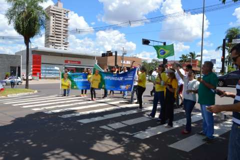 Comerciantes fecham lojas e começam a chegar no MPF em protesto contra Dilma