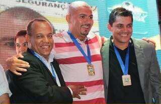 O presidente Rodrigues, o capitão Dubinha e Cláudio Roberto na festa da FFMS 