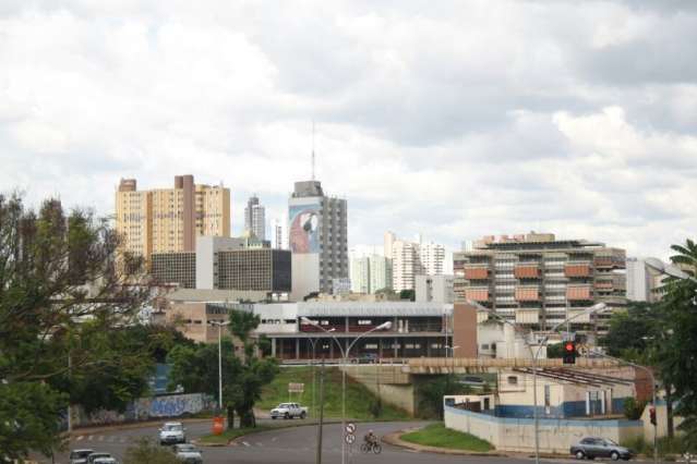 Sexta-feira de c&eacute;u nublado e temperatura amena na Capital