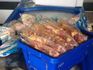 Carne bovina encontrada em embalagens violadas e sem informações necessárias (Foto: Divulgação/Procon)