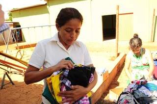 Ângela lavava roupas para os filhos, já pensando em doar as que eles têm (Foto: Rodrigo Pazinato)
