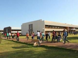 Alunos no retorno as aulas na Universidade de Dourados (Fotos: Divulgalção)