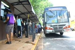 Ônibus terão reforço em linhas que dão acesso a cemitérios (Foto: Marcos Ermínio)