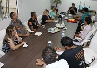 Representantes de professores reunidos com prefeito de Ponta Porã; greve adiada (Foto: Lucho Rocha/Divulgação)