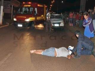 Uma das vítimas sendo imobilizada por testemunhas, após a batida. (Foto: Maracaju Speed) 