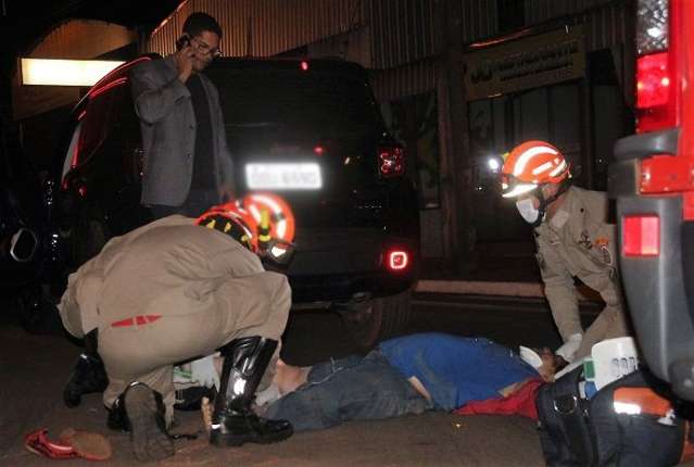 Idosa morre ap&oacute;s ser atropelada e ficar com perna presa sob carro