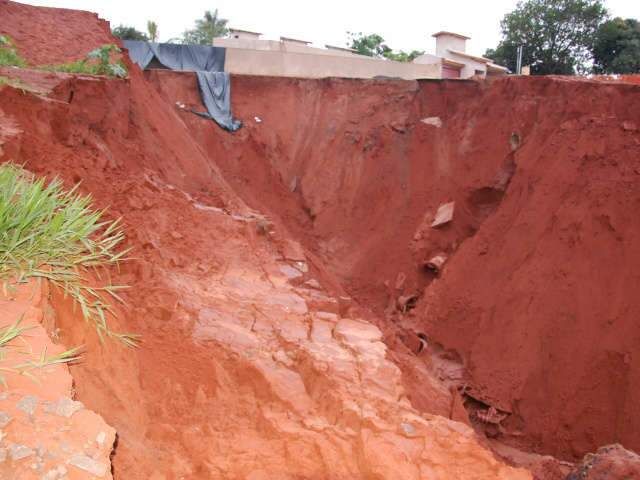  Prefeitura inicia na segunda obras para controle da eros&atilde;o no Nova Lima